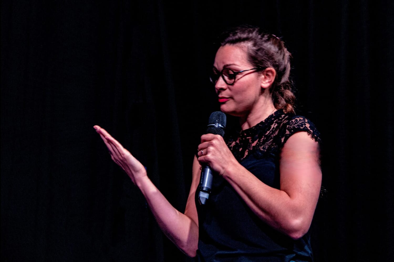Solène Murphy Gaonach sur scène, micro à la main, lors d'un spectacle