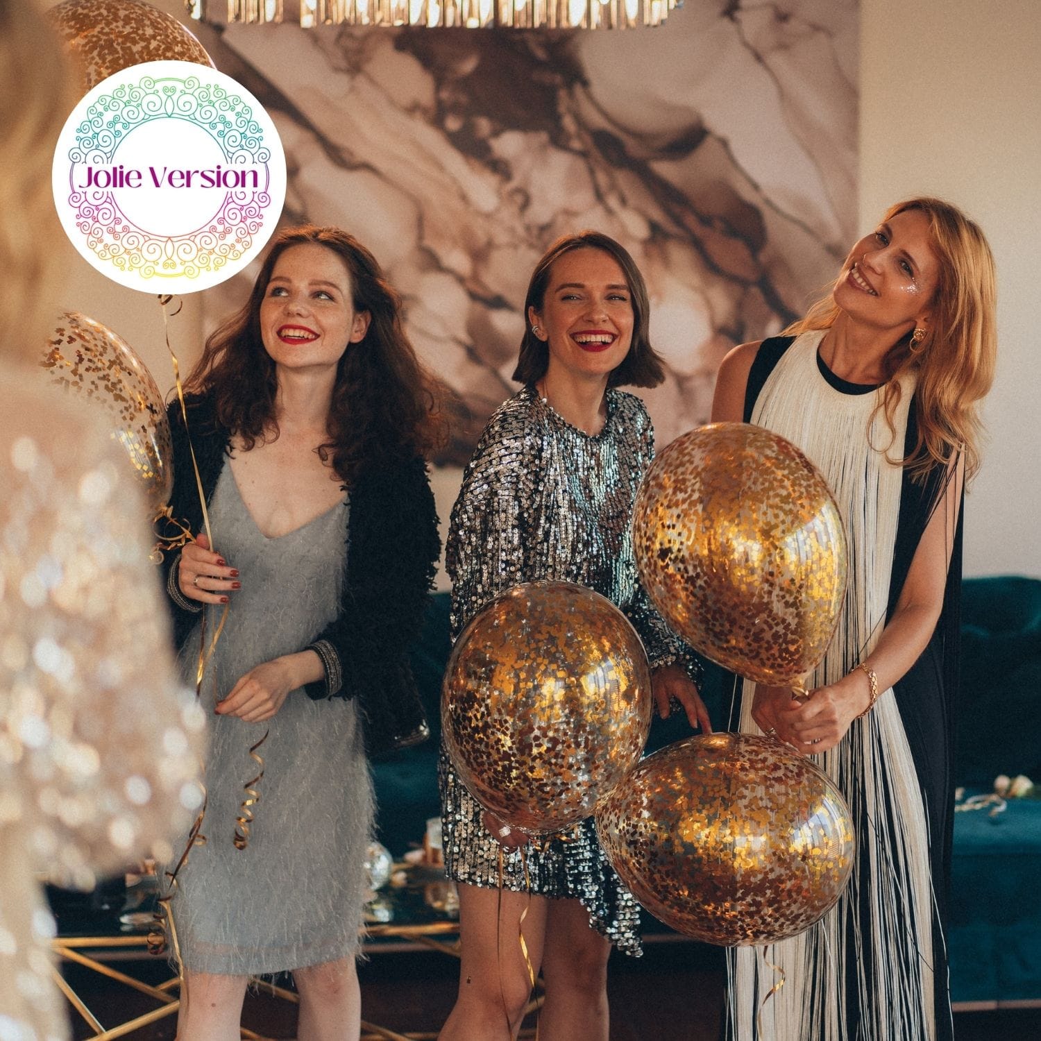 3 femmes en tenues de soirée
