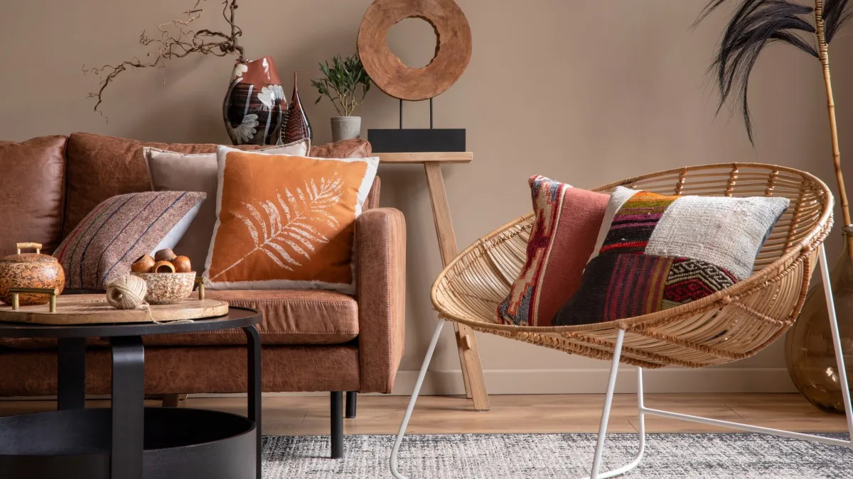 salon décoré avec des couleurs chaudes de l'automne