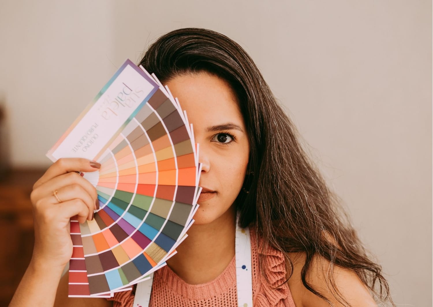femme complexée qui découvre sa colorimétrie et son nuancier de couleurs