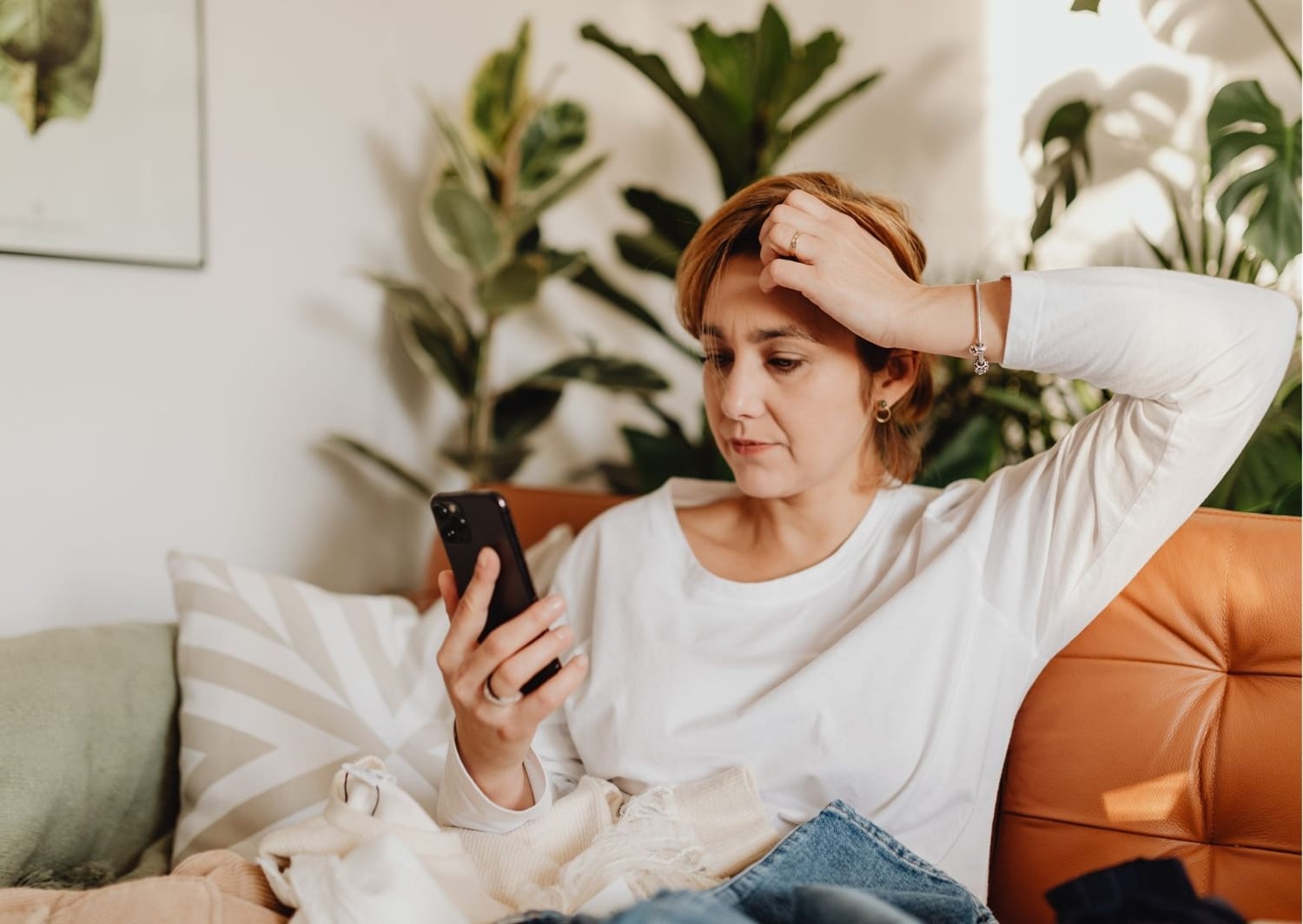 femme qui se sent complexée en se comparant sur les réseaux sociaux
