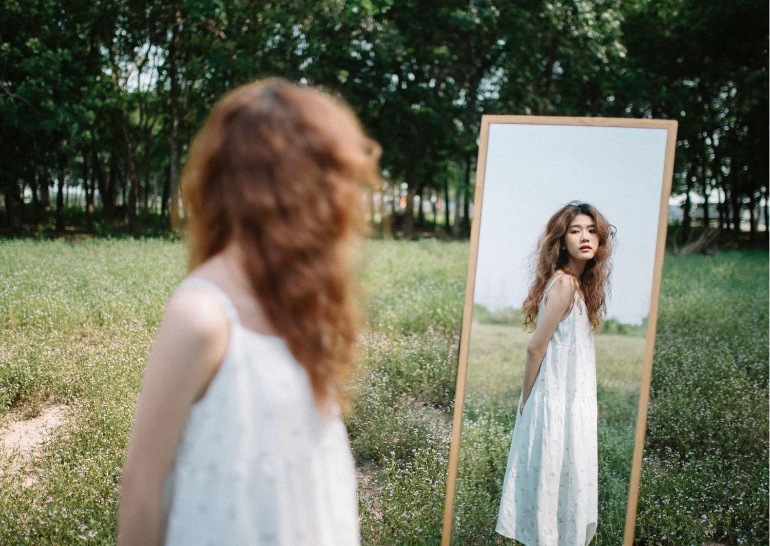femme complexée devant le miroir