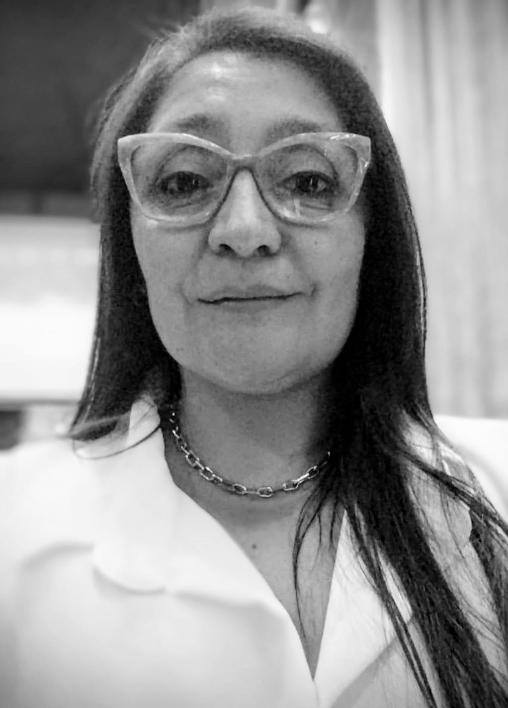 Foto profesional de la Dra. Karina Paola Chueri