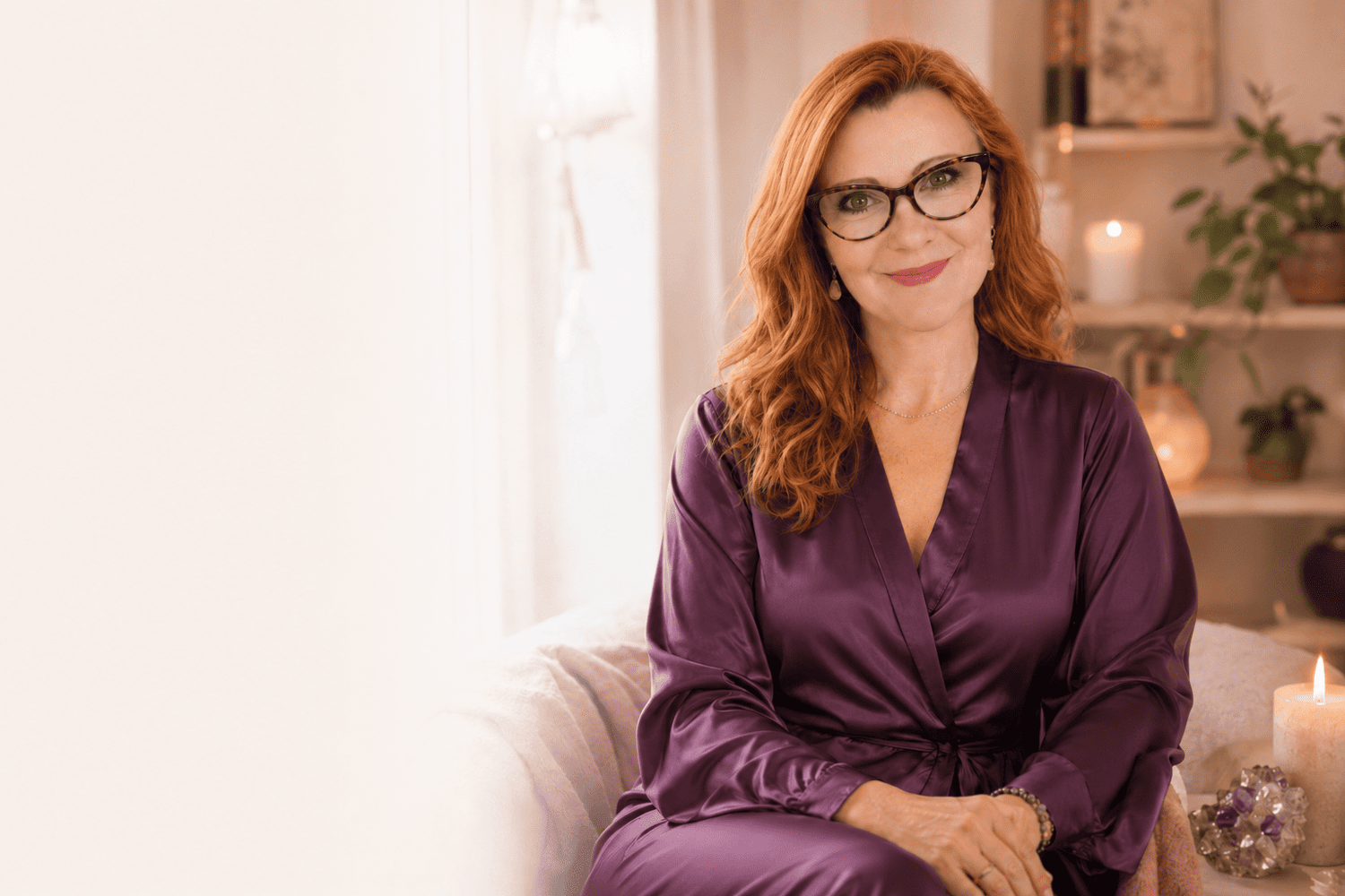 femme rousse, robe prune, violet, bougie, ambiance romantique