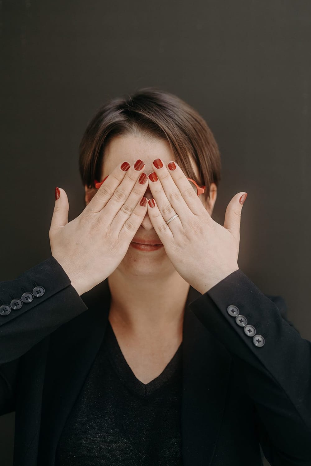 Marion Trevet, les mains sur les yeux, en riant