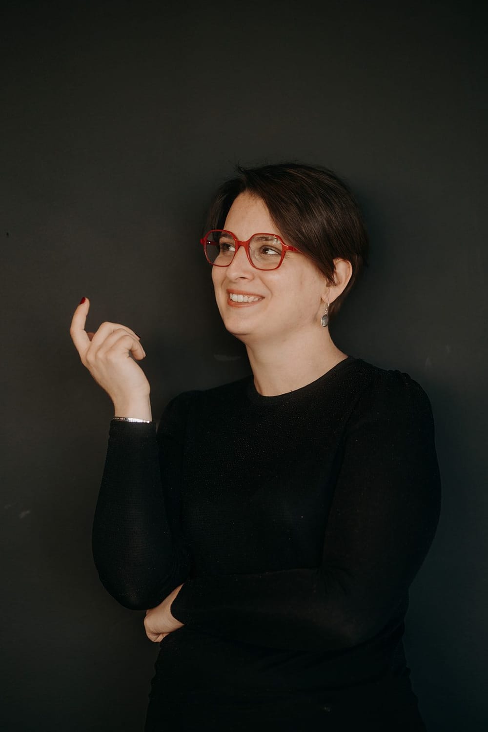 Marion Trevet, souriante, la main levée