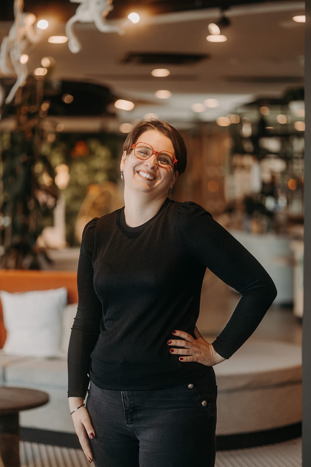 Marion Trevet, consultante en organisation installée en Normandie, souriante dans un espace de coworking