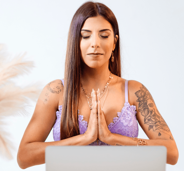 Mujer meditando y sintiéndose en paz