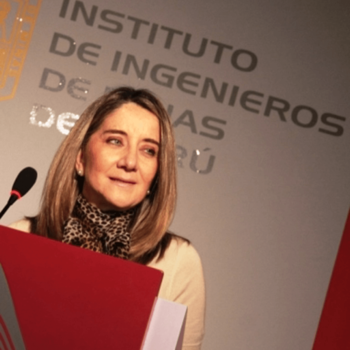 Irene Petkoff dando una conferencia en el Instituto de Ingenieros de Minas del Perú