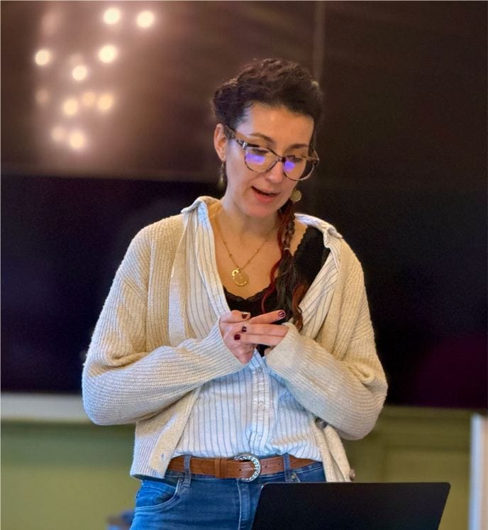 Anne-Line lors d'une intervention en soirée