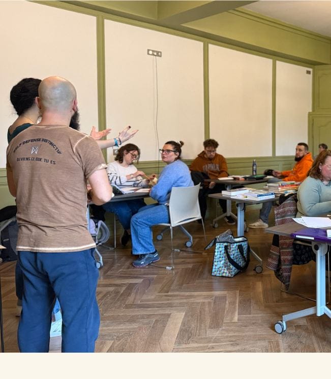 Frédéric animant un atelier en salle