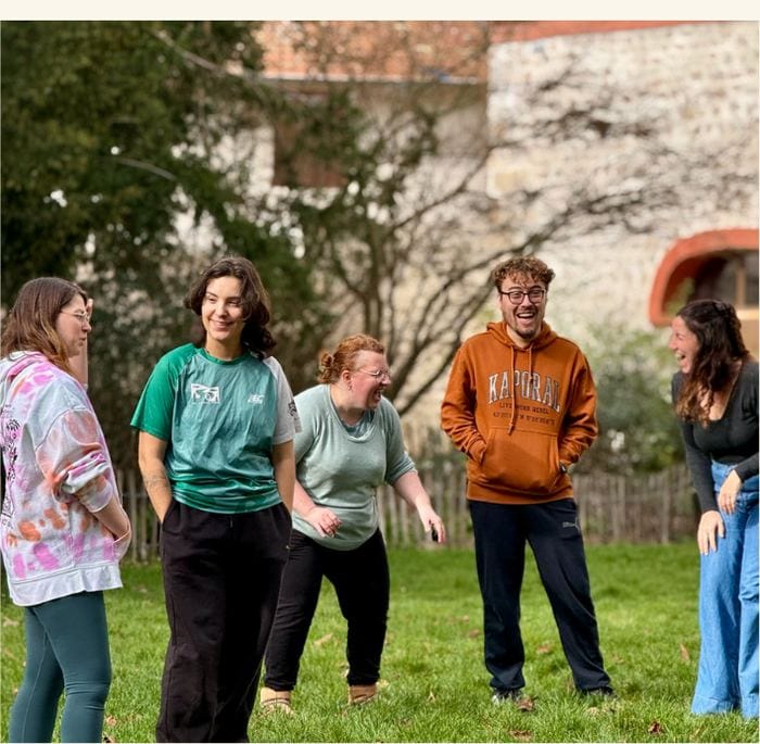 Groupe de participants dans le parc du château