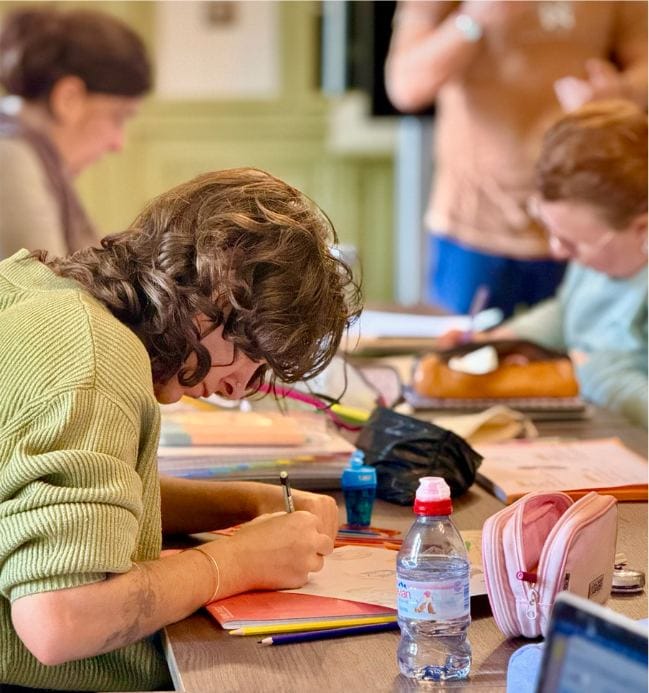 Participant travaillant un croquis
