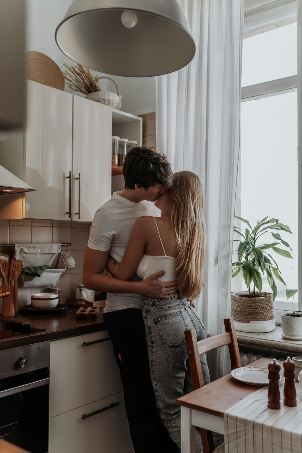 Frases de hombres no disponibles emocionalmente, Cómo saber si él no está disponible emocionalmente, Señales de que él es emocionalmente no disponible, Miedo al compromiso en las citas, Cómo poner límites al iniciar una relación, Citas conscientes para mujeres, Disponibilidad emocional en el amor, Límites emocionales sanos, Señales de dependencia emocional, Identificar red flags en las primeras citas, Comunicación valiente en las citas, Consejos para relaciones sanas, Inteligencia emocional en mujeres, Evitar relaciones tóxicas desde el inicio, Madurez emocional en relaciones de pareja