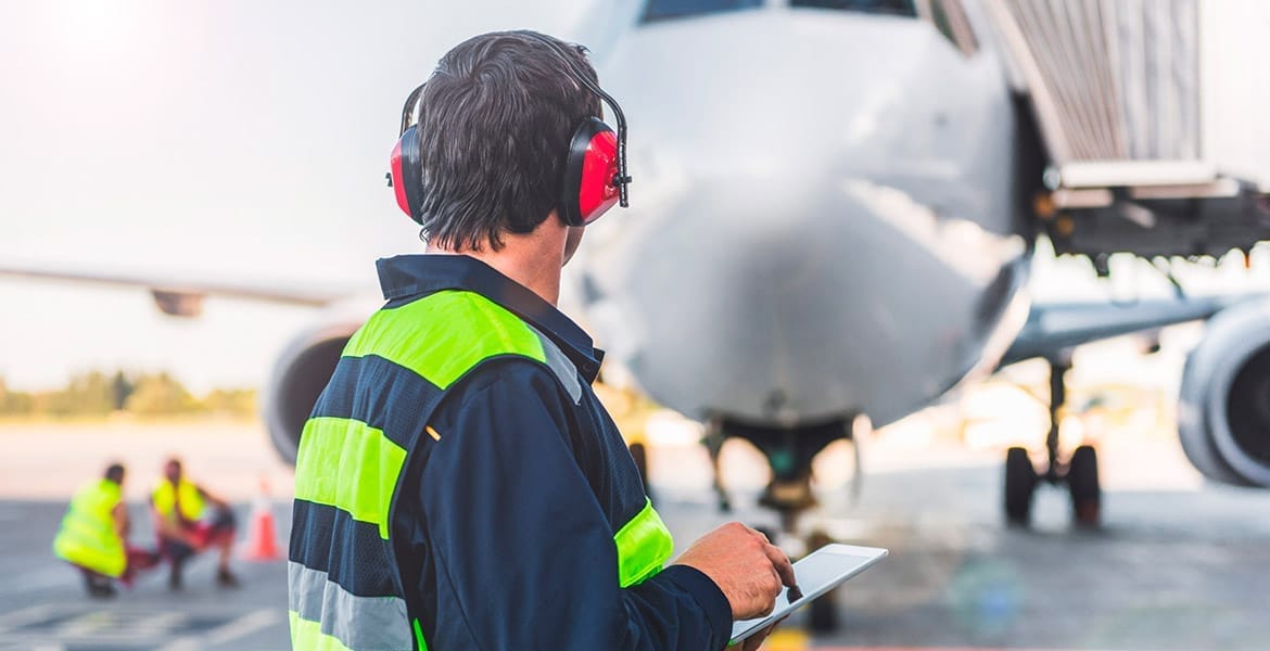 Persona realizando una prueba de audiometría