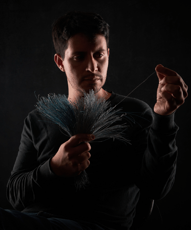 Diego Andres De la Cruz tenant des fibres de paille