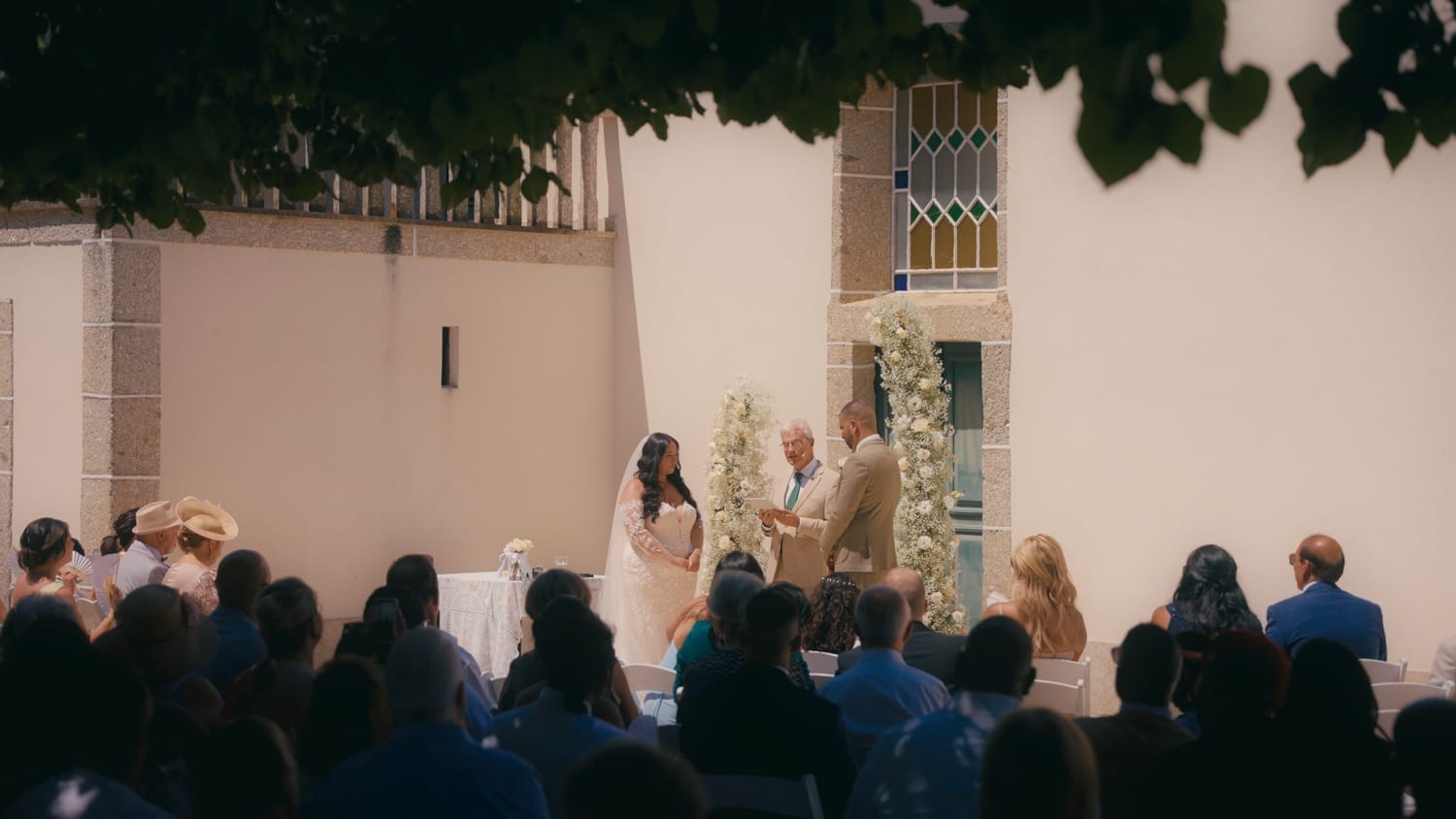 Carla e Matthew durante a cerimónia do casamento em Portugal