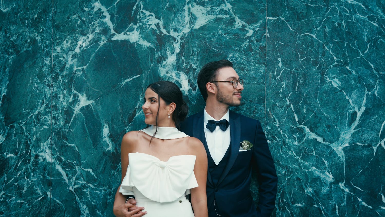 Marta e Sérgio durante o casamento, noivos com fundo azul, Portugal