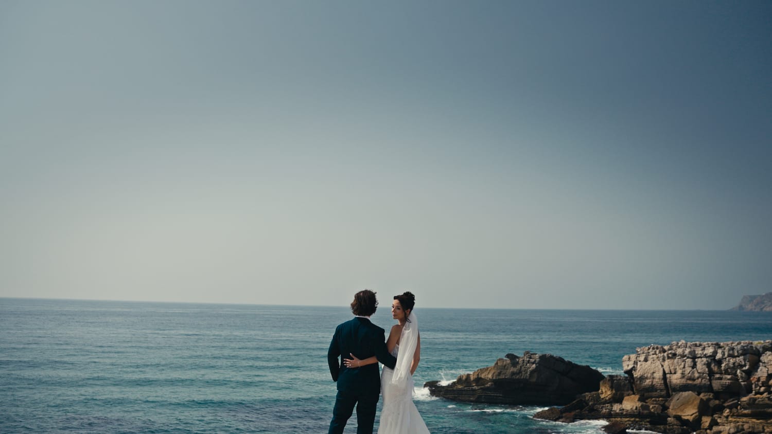 Caroline e Daniel durante o casamento no Arriba Guincho, Portugal