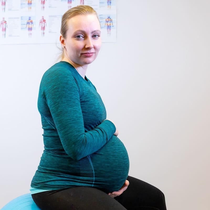 Raskausajan valmennus — raskaana oleva äiti istuen
