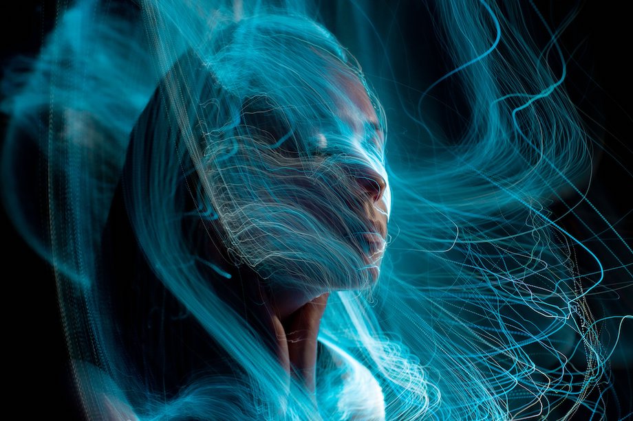 Jeune dame qui pense entourée de flux d'ondes bleu azur