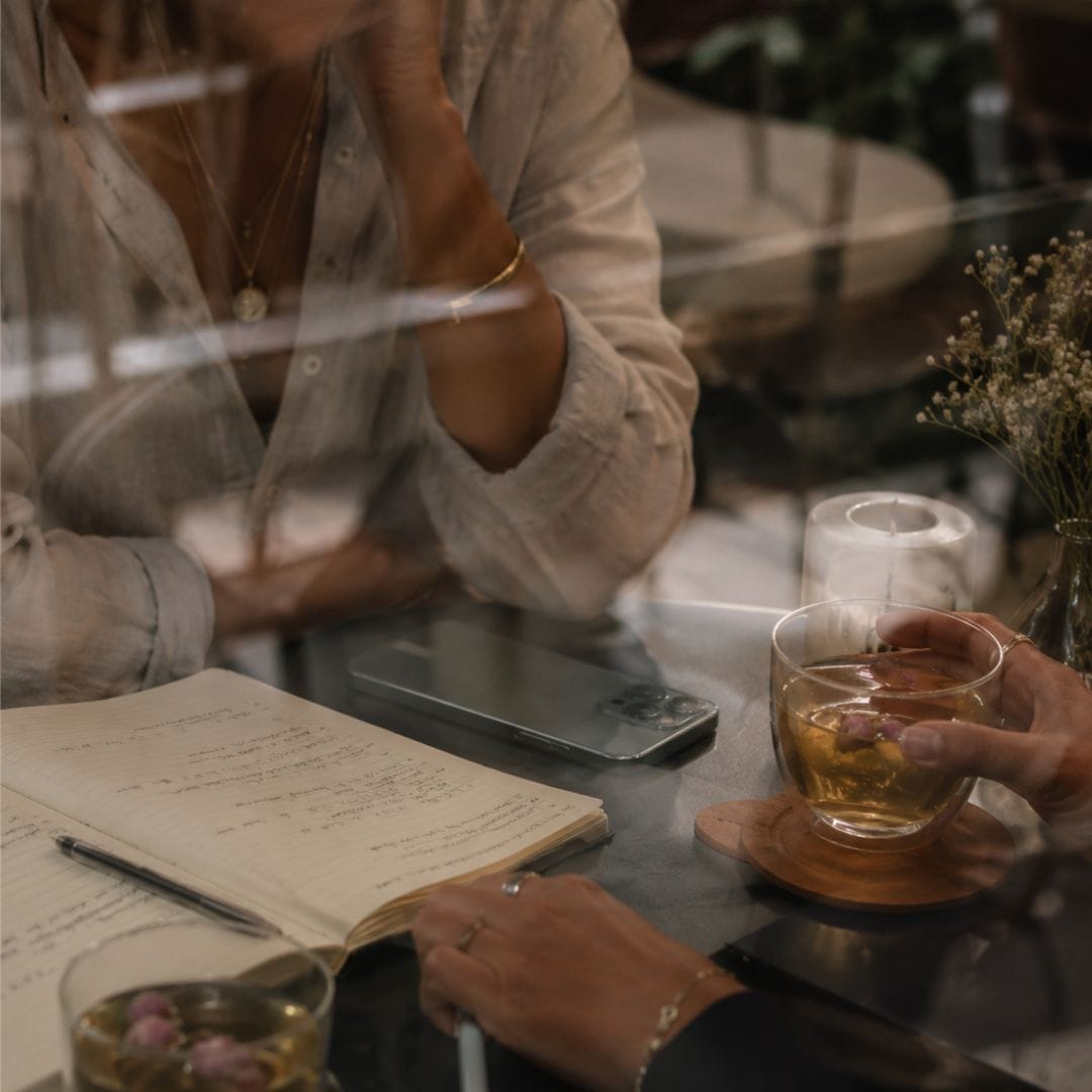 Femme dans son espace de travail incarnant l'art de la recommandation douce et la posture d'ambassadrice beauté éthique