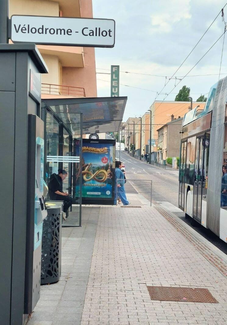 Arrêt de tram Vélodrome-Callot à Vandœuvre, au cœur des commerces de proximité.