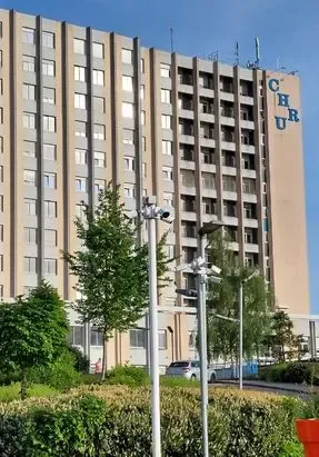 Façade du bâtiment principal du CHRU Nancy Brabois à Vandoeuvre (54).