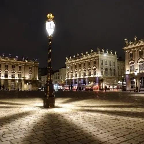 Photo de nuit de la place Stanislas à Nancy, experte SEO local et newsletters.