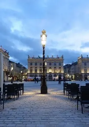 Réverbère devant l'hôtel de la Reine sur la Place Stanislas à Nancy - prestation seo local de Sade Diafat