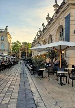 Fiche Google pour restaurants et cafés à Nancy : l'ambiance conviviale des terrasses et bistrots de la Place Stanislas pour attirer les clients sur Maps.