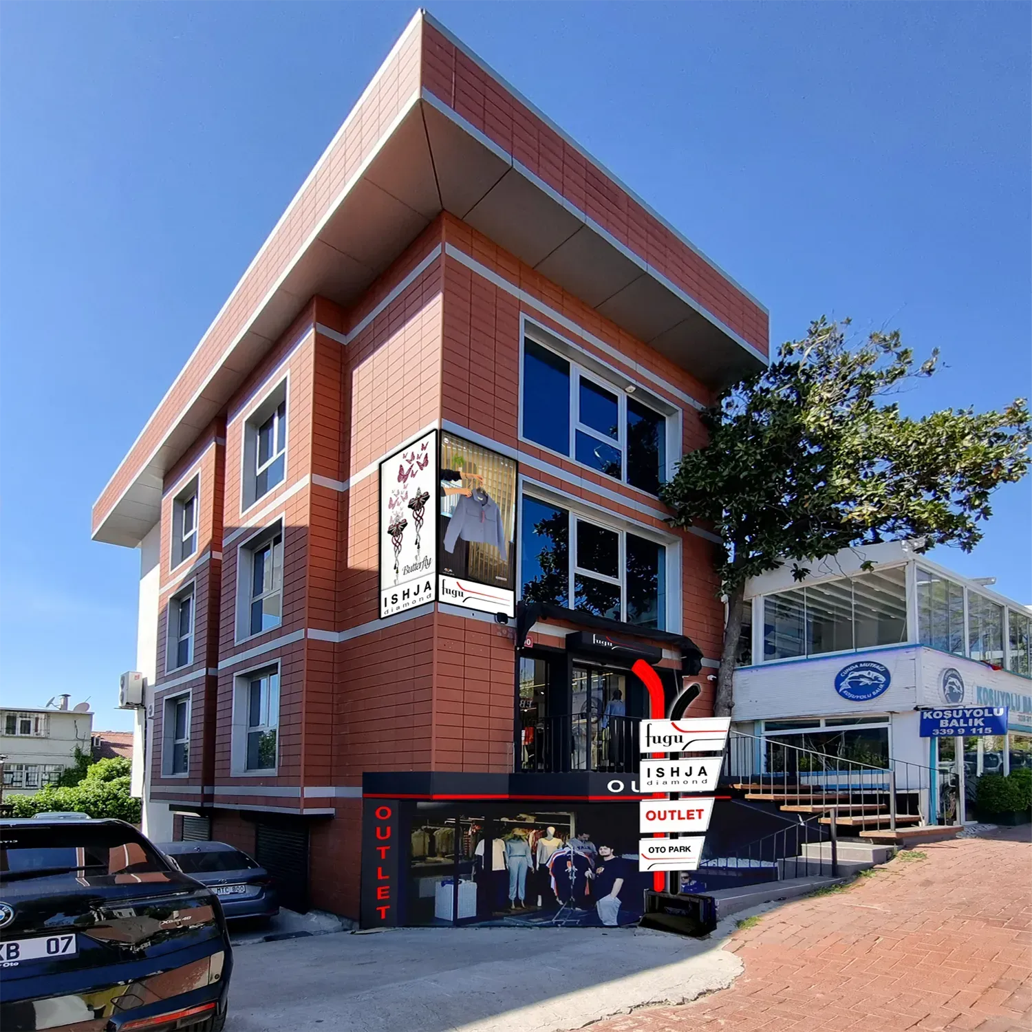 Fugu Koşuyolu 6 katlı özel mağaza binası, Kadıköy’de Avrasya Tüneli’ne yakın konumu ve oto parkıyla.