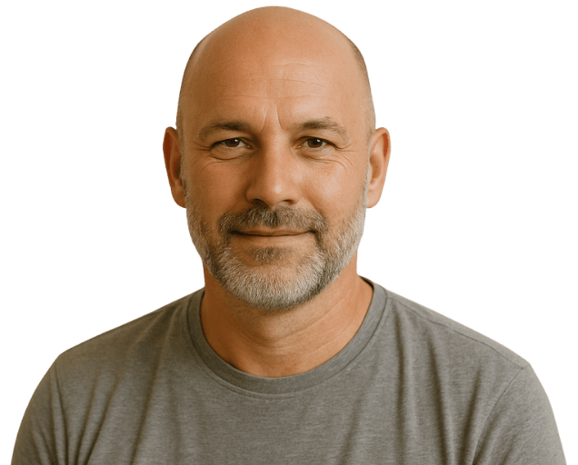 Tevreden cliënt glimlacht – vond opnieuw balans en energie dankzij Kernkracht