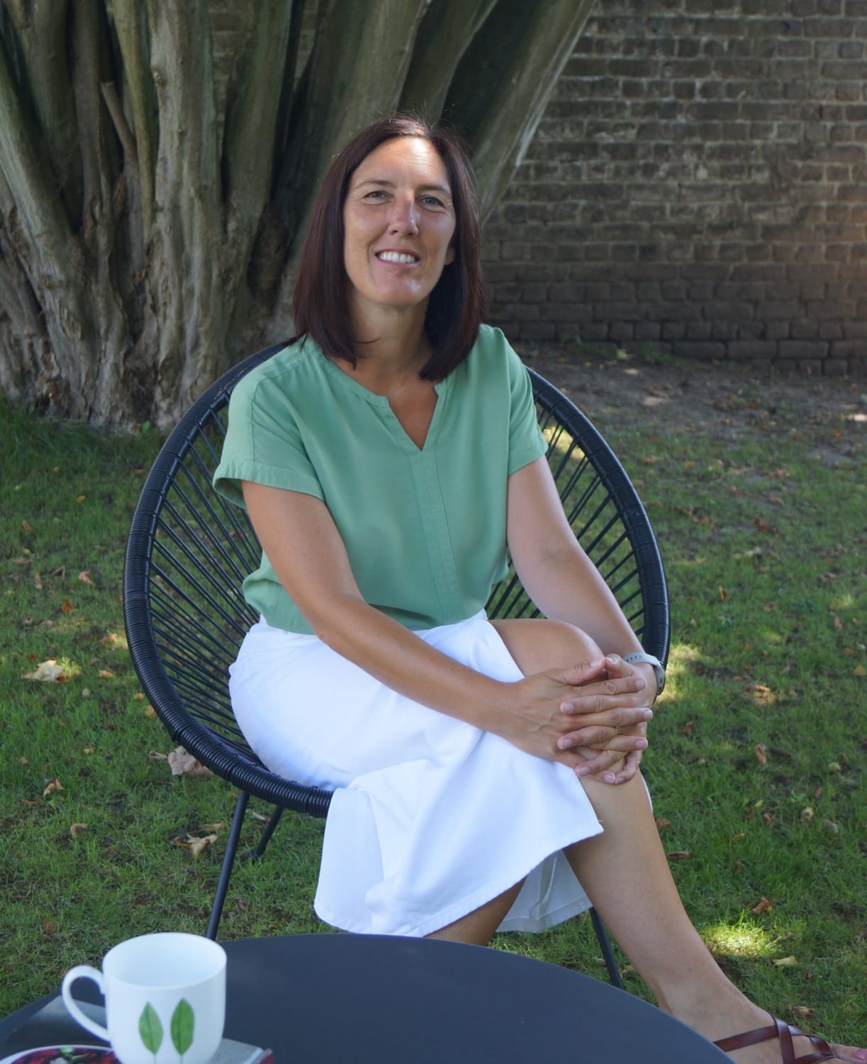 Vrouw wandelt in de natuur en vindt rust – herstel van gezondheid op natuurlijke wijze