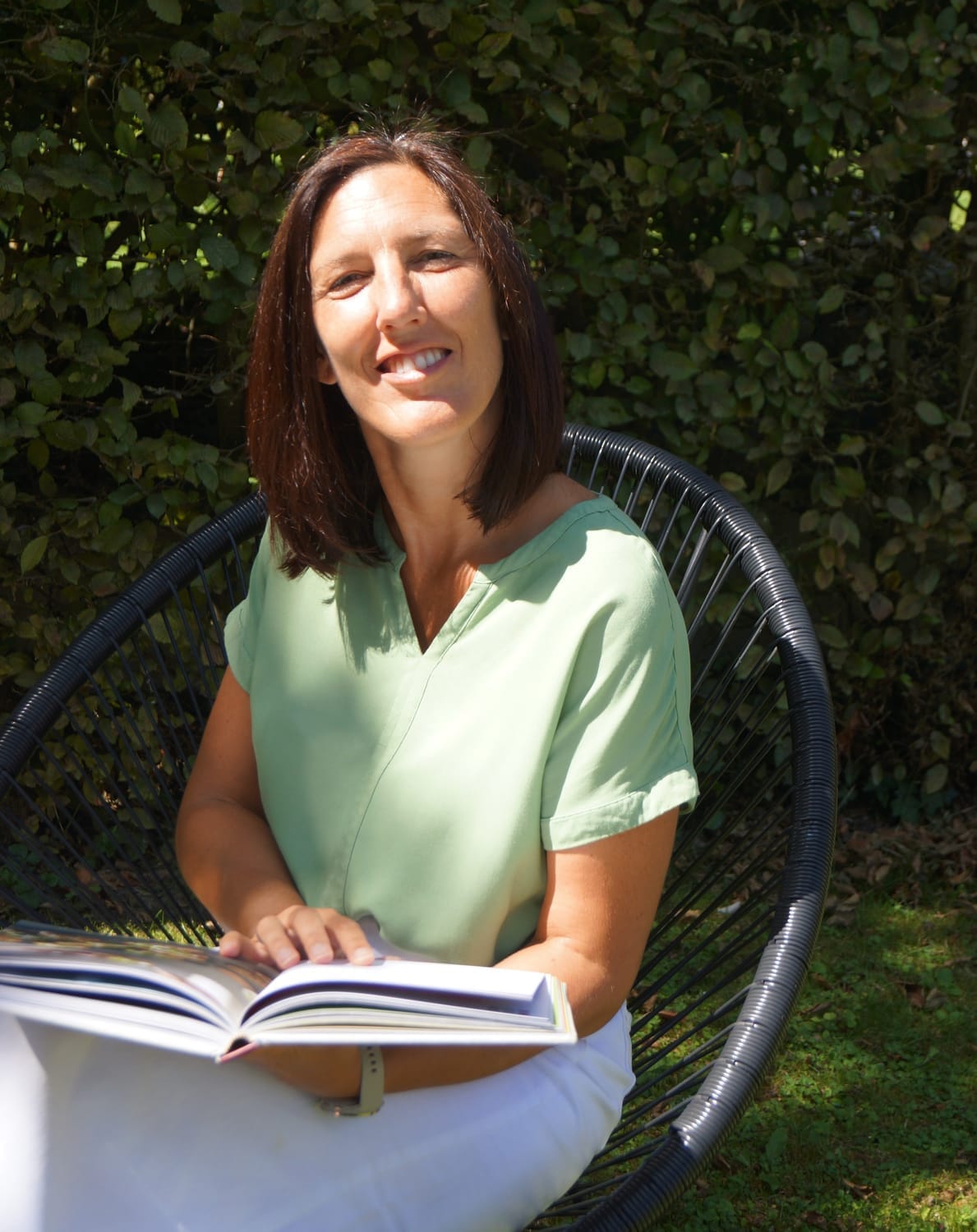 Het woord 'Breathe' geschreven in zand aan zee – symbool voor rust, ademhaling en natuurlijke balans