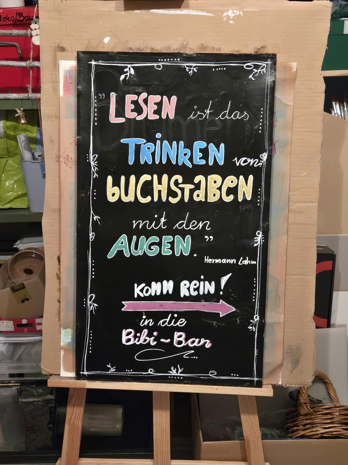 Handlettering einer Passanten-stopp-Tafel