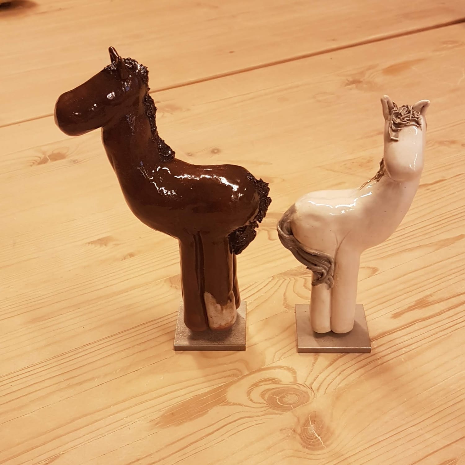 ein grosses und ein kleines Pferd
