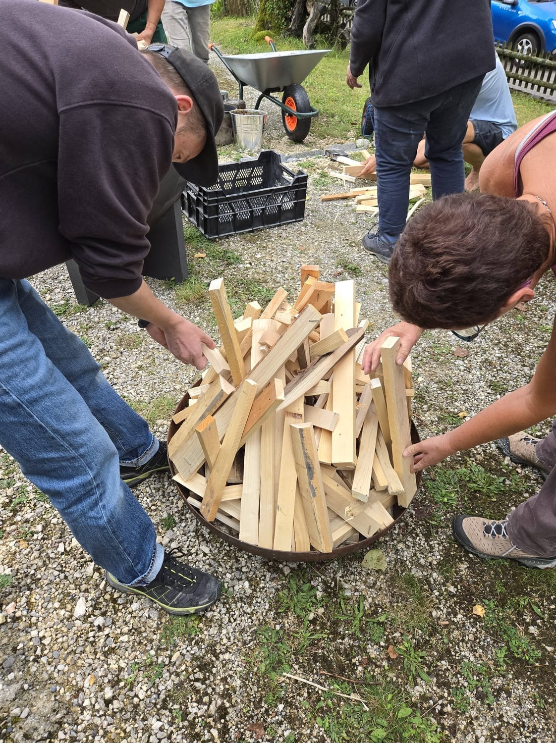 mit Holz werden die Keramikobjekte eingepackt