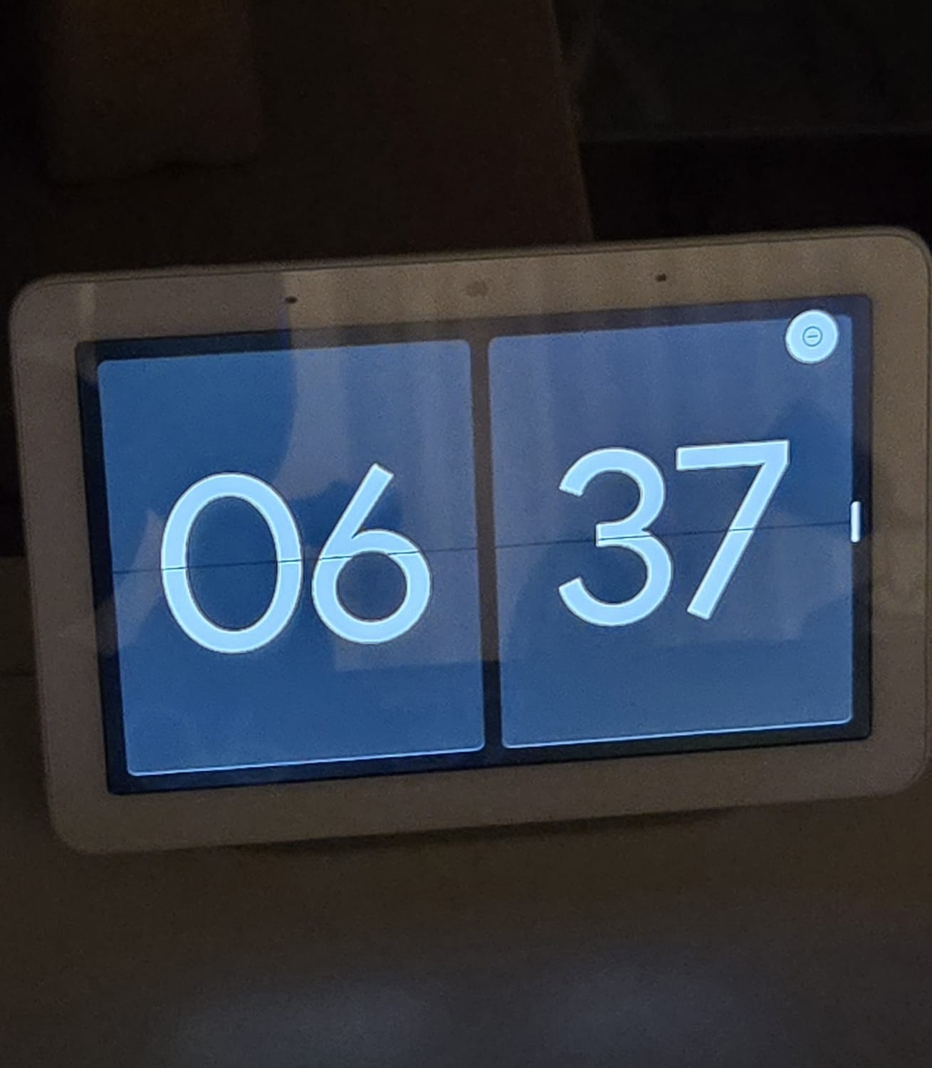 der Wecker klingelt schon 6 Uhr
