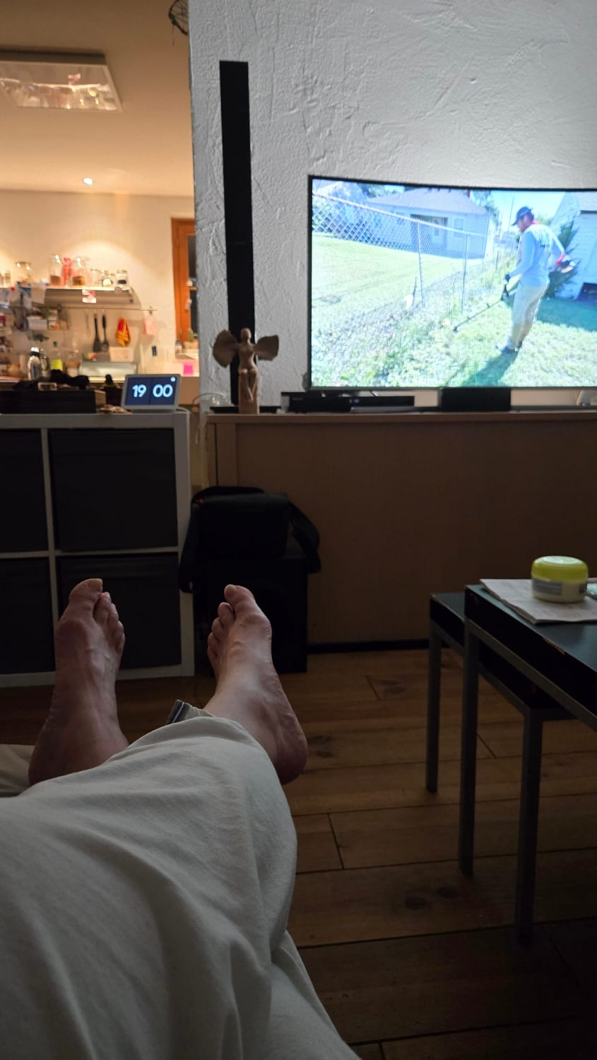 Antje legtt die Füsse hoch = Feierabend