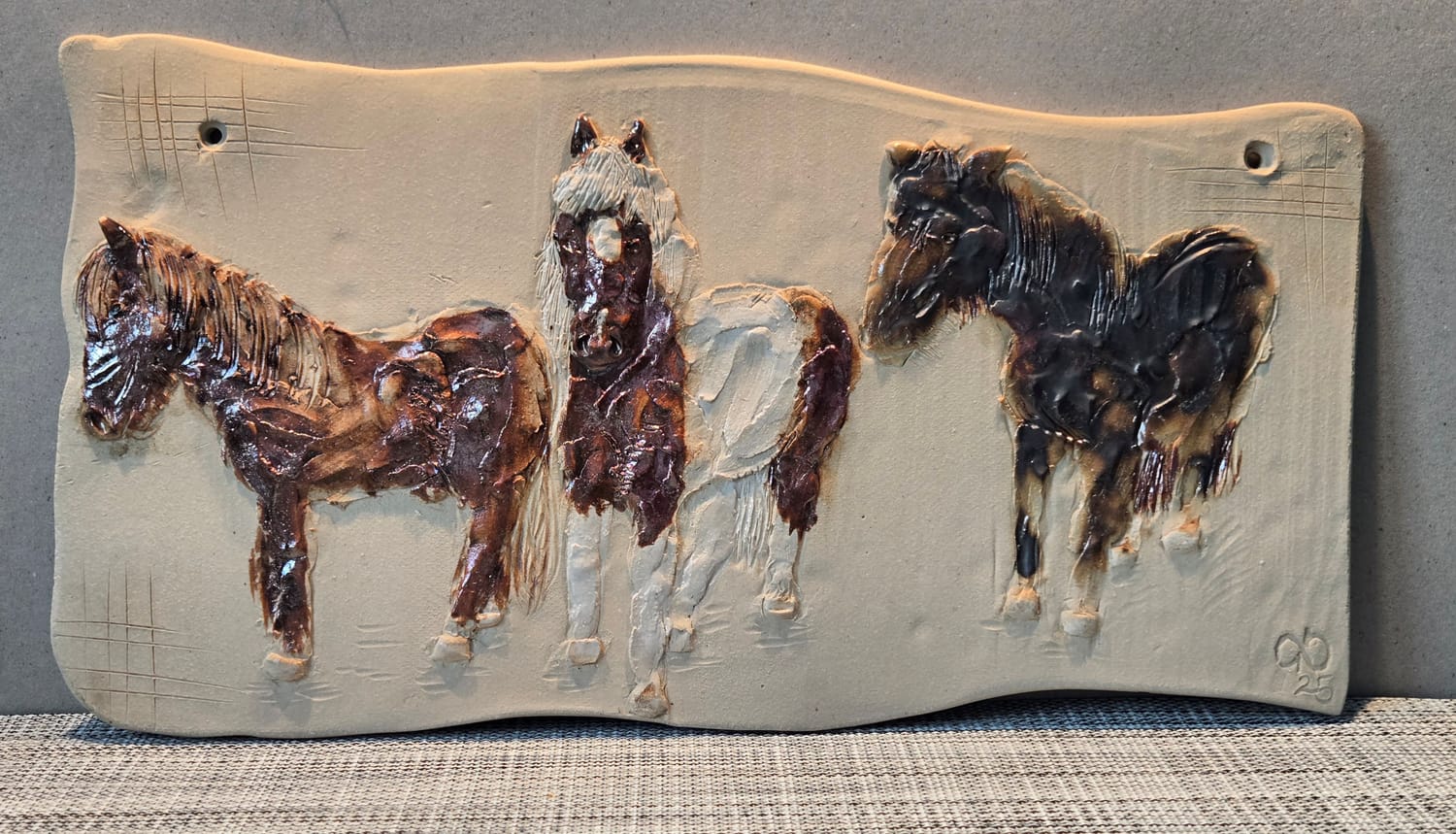 Antjes erstes Keramik-Relief mit Pferden