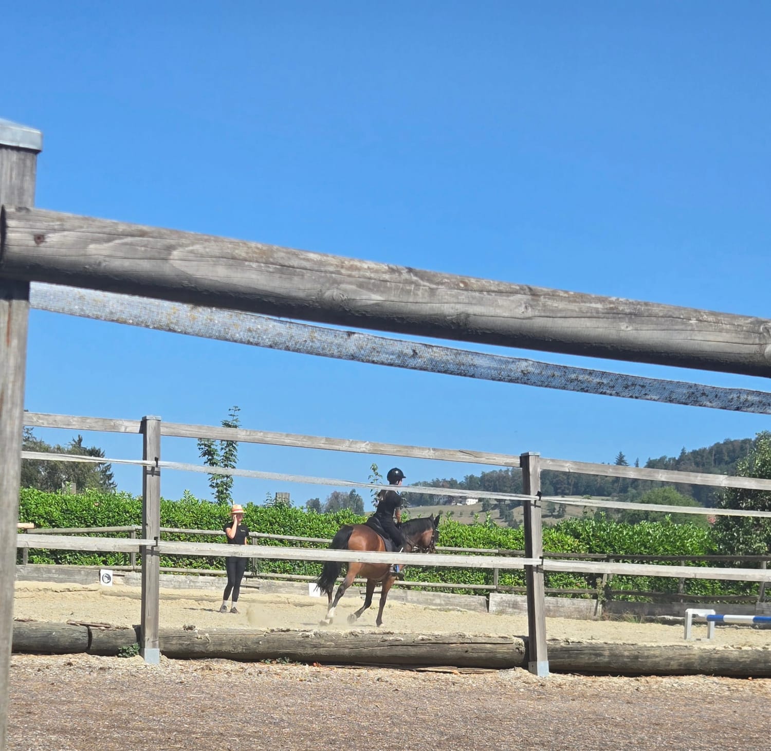 Lerherin und Reitschülerin auf dem Reitplatz