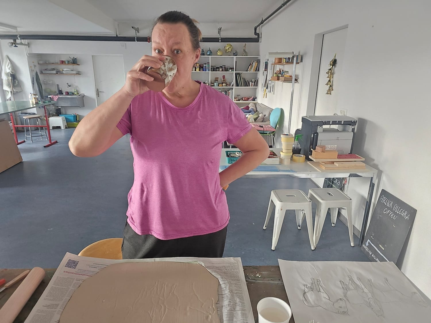 Antje beim Töpfern und Kaffee-trinken im Atelier