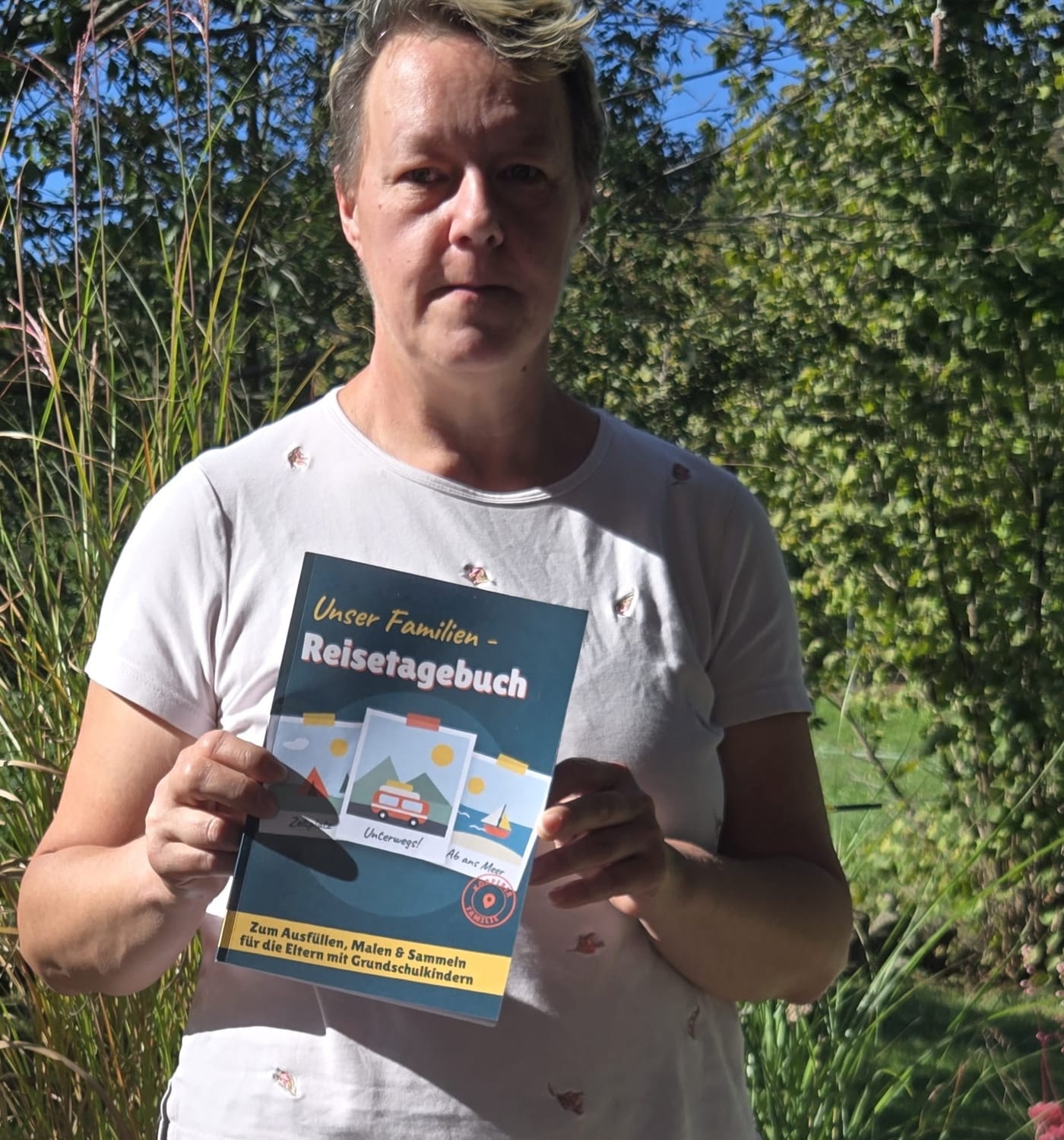 Antje Brügger mit ihrem Reisetagebuch für Familien