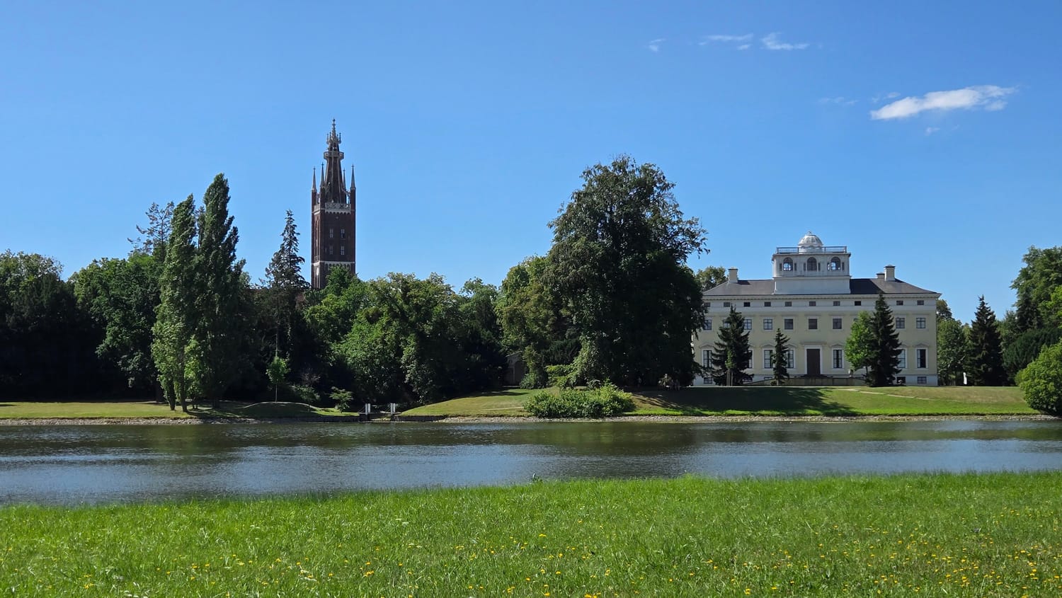 der Wörlitzer Park mit Blick auf das Schloss