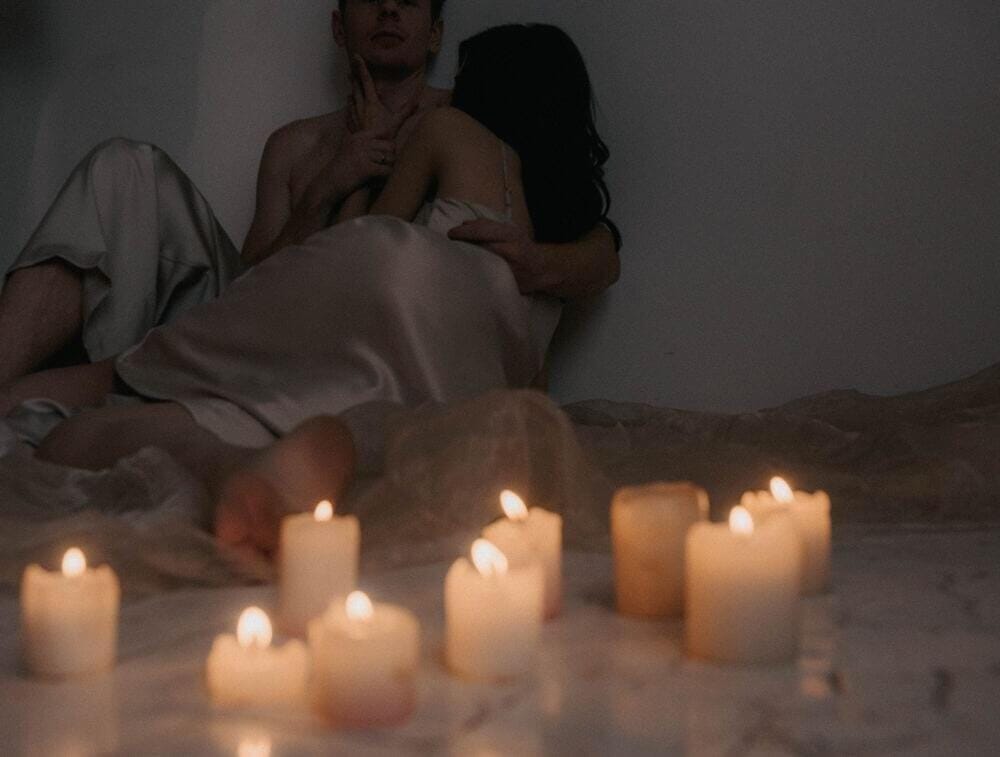 Femme paisible en prière, lumière douce