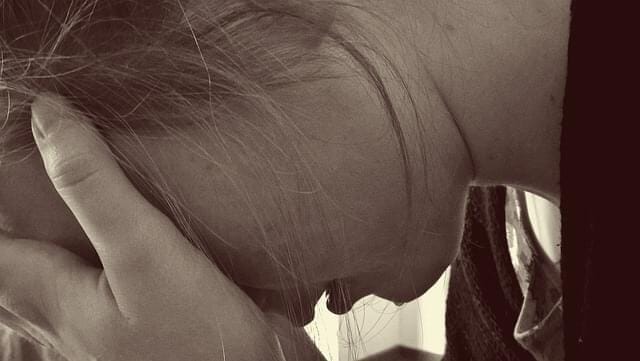 Femme seule, regard triste, moment de vulnérabilité