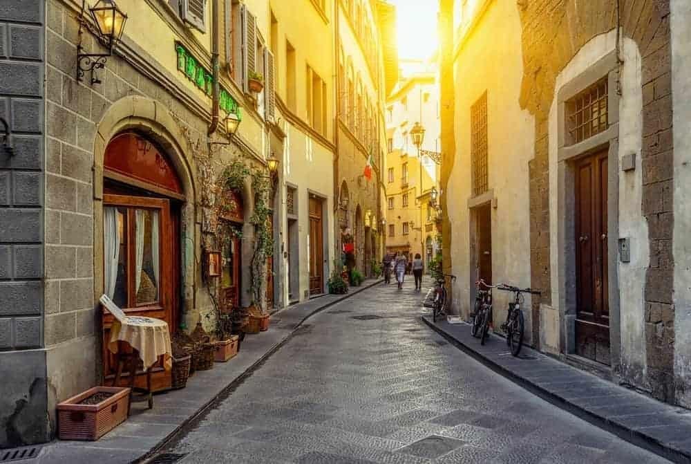 Rues de Florence, lumière dorée, architecture ancienne