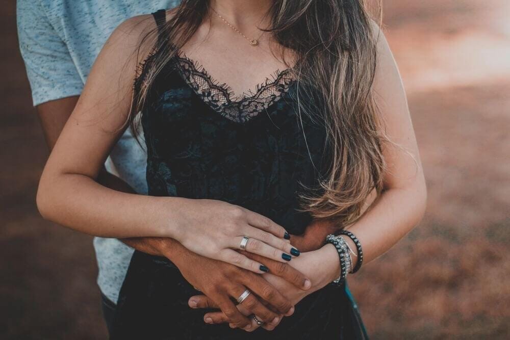 Couple heureux retrouvé, étreinte émotionnelle