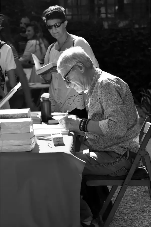 Escritor o autor desconocido en sesión de firma de libros y conferencias